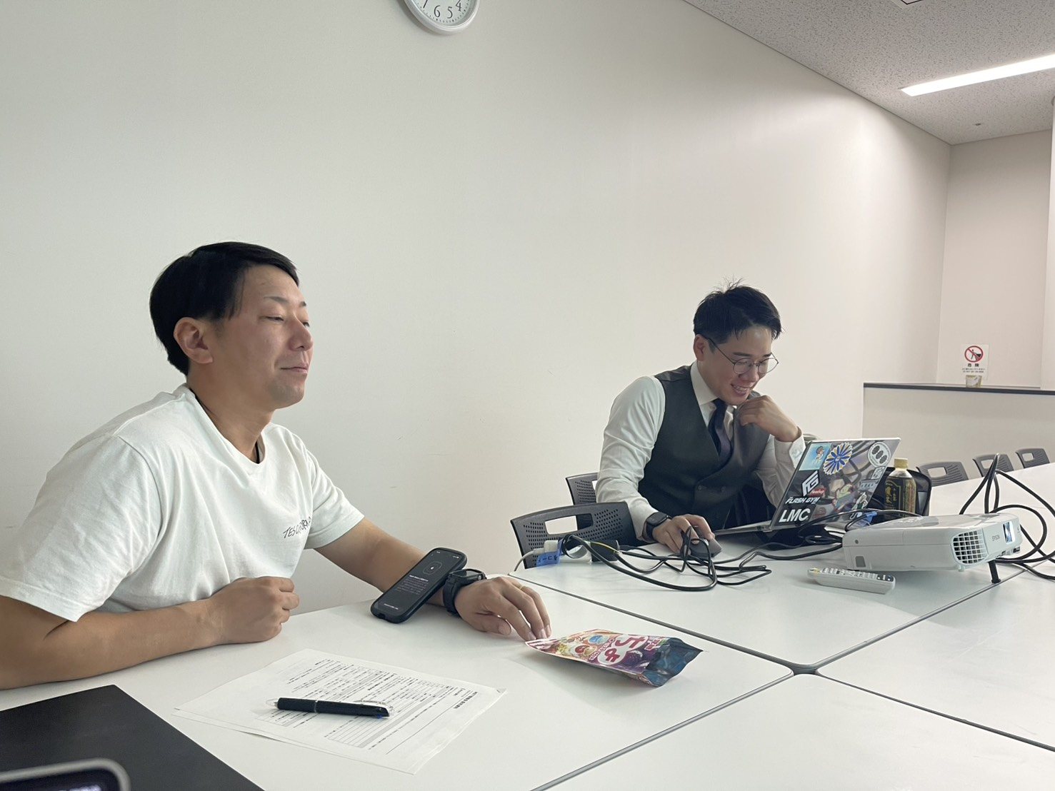 勉強会の様子。右側で講義している藤城智也